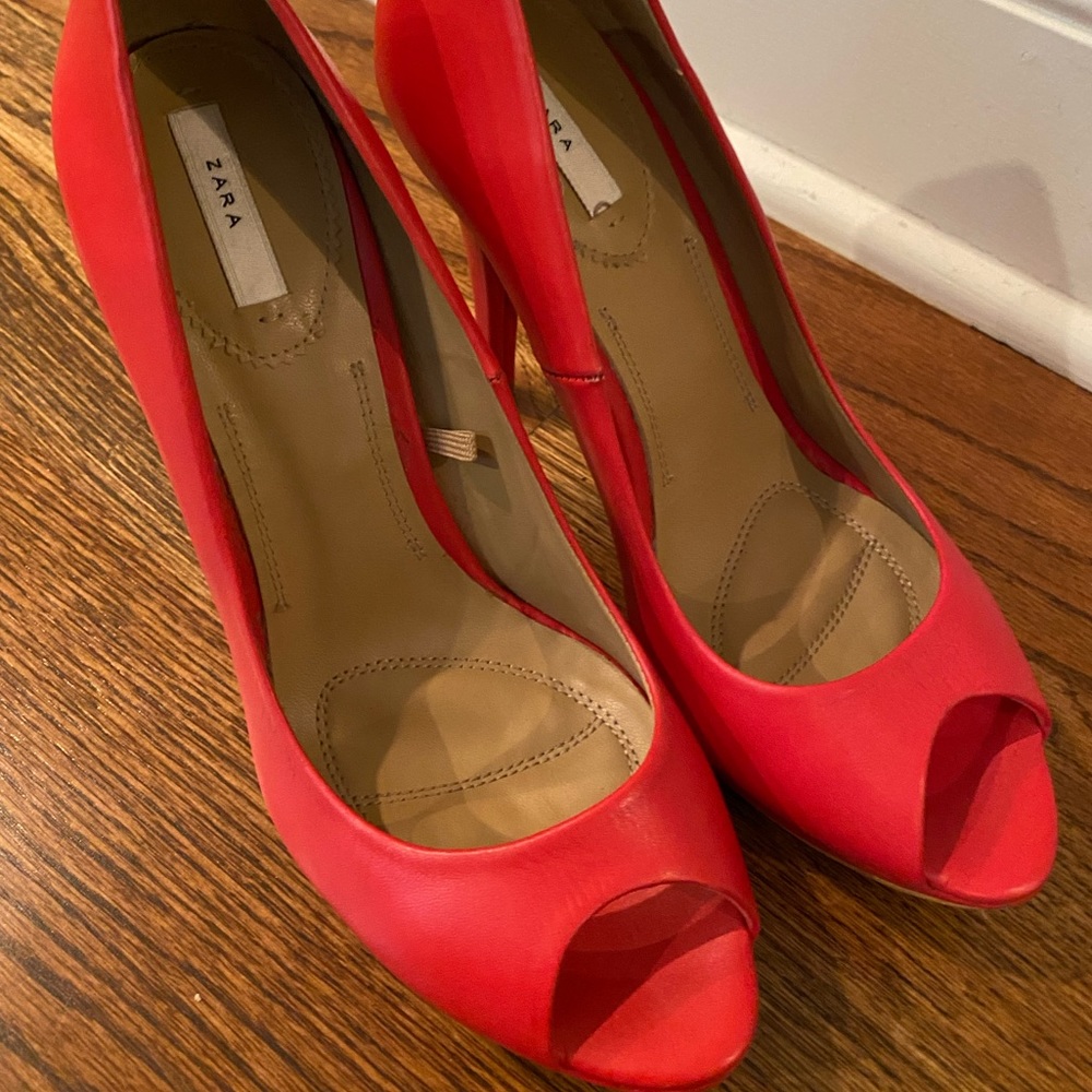 NWOT Zara Peep Toe Pump size 7.5 /38 color red
